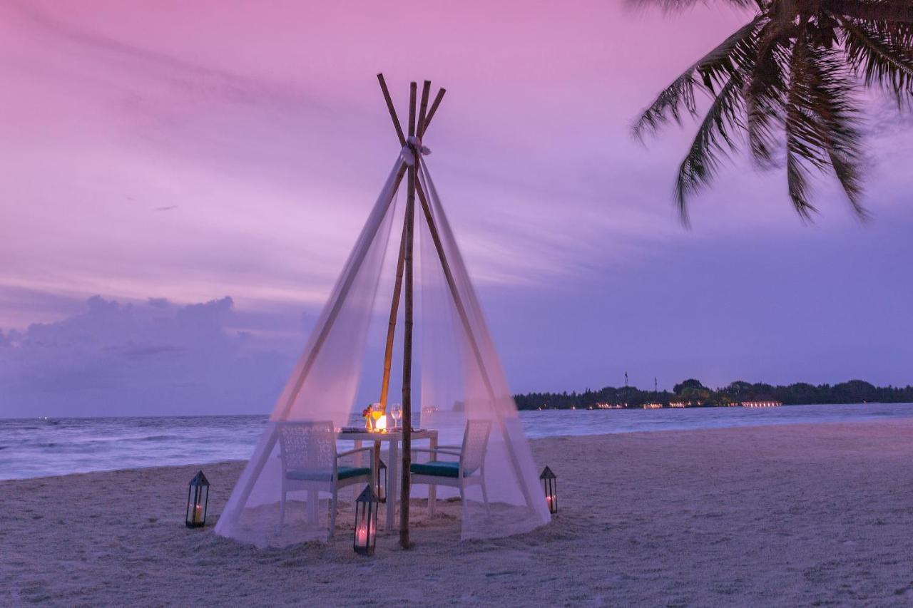 马拉希尼库达班多度假村 胡鲁马累 外观 照片 A beachside dining experience at The Residence, Phuket