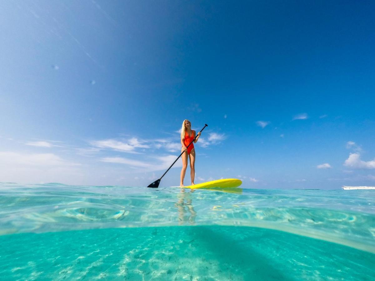 马拉希尼库达班多度假村 胡鲁马累 外观 照片 Stand-up paddle boarder in the Maldives