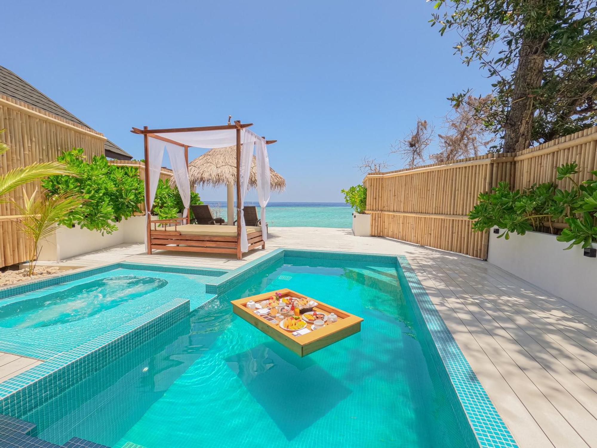 马拉希尼库达班多度假村 胡鲁马累 外观 照片 A pool at a resort in Maldives
